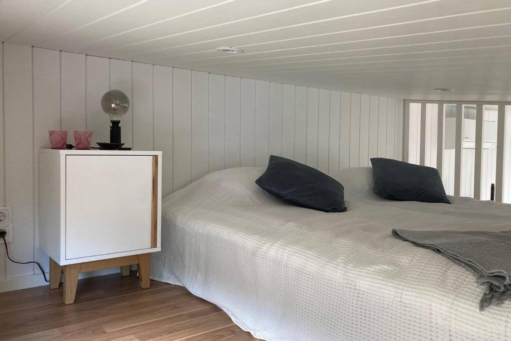 Cabin In The Woods, Close To Lake Maelaren Eskilstuna Exterior photo