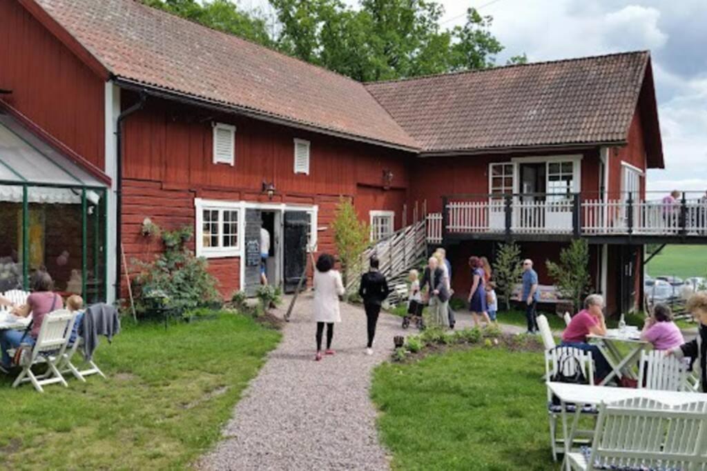 Cabin In The Woods, Close To Lake Maelaren Eskilstuna Exterior photo
